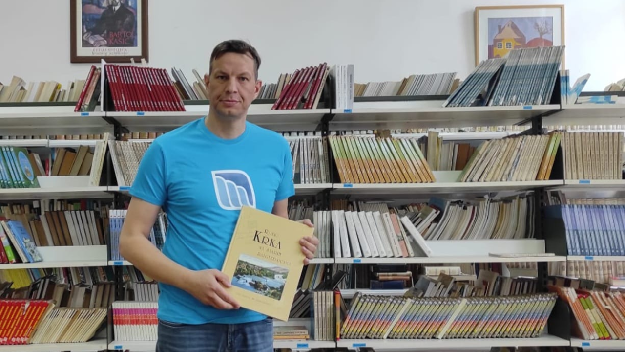 Rijeka Krka na starim razglednicama: Nacionalni park školama diljem županije donirao još jednu knjigu