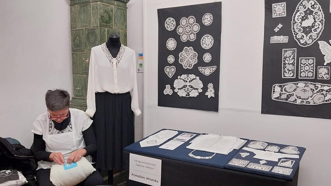 Izložba hrvatske čipke u primoštenskom hotelu Zora u čast Gospe od Loreta
