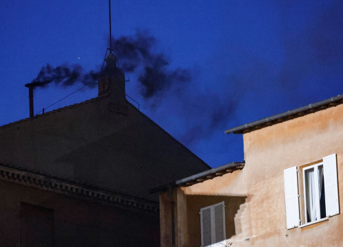 Crni dim iz Sikstinske kapele u podne, papa nije izabran