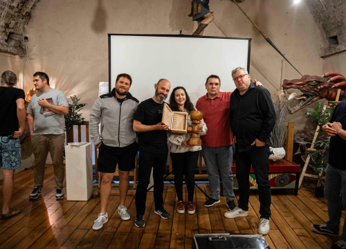 Fotografija 4 - Pub kviz liga u Azimutu zatvorila sezonu: Ekipa Obala propalih omladinaca zasluženo ponijela pehar