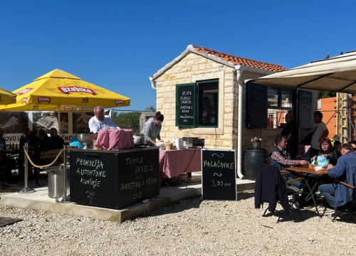 Fotografija 11 - Mirisi janjca i šušur tradicije: Ekipa ŠibenikIN-a jutros na benkovačkom sajmu