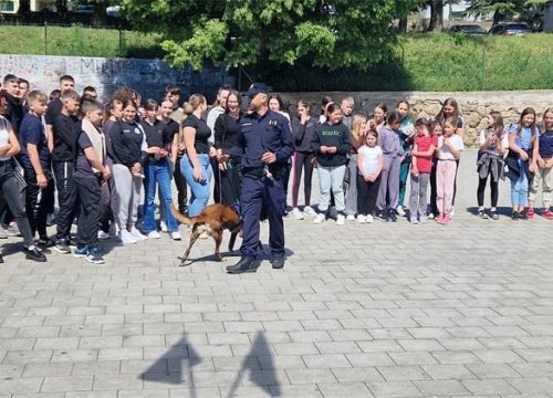 U Kninu predstavljen projekt 'Zdrav za pet': Učenici isprobali 'pijane naočale' i učili o ekologiji