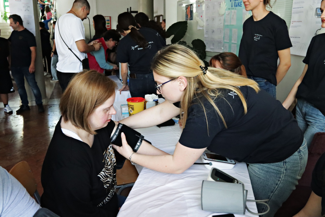 Kamenčići zavirili u svijet šibenske Medicinske škole