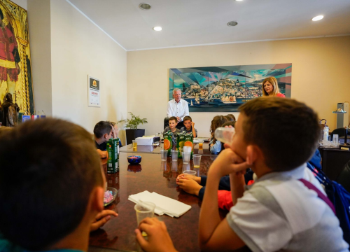 Fotografija 4 - Školarci iz Brodarice i Grebaštice posjetili šibensku gradsku upravu