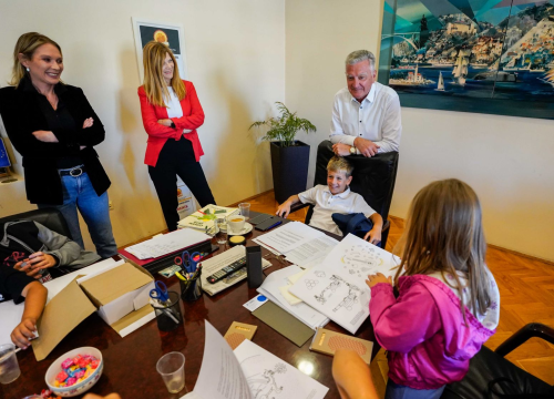 Fotografija 6 - Školarci iz Brodarice i Grebaštice posjetili šibensku gradsku upravu