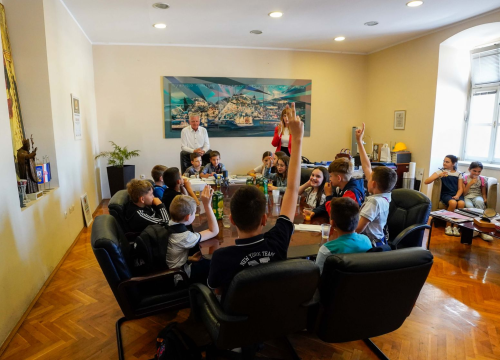 Fotografija 1 - Školarci iz Brodarice i Grebaštice posjetili šibensku gradsku upravu