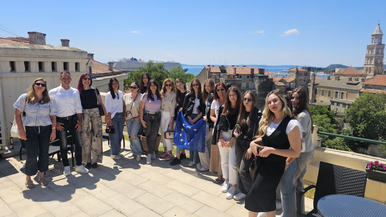 Primjer uspješne međužupanijske suradnje: Interkulturalni dijalog i timski rad povezali učenike iz Šibenika i Splita