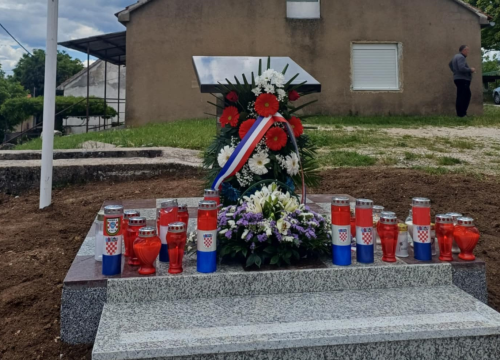 U Marićima kod Knina otkriveno spomen-obilježje Jošku Ćaćiću Begu, ubijenom na početku Domovinskog rata