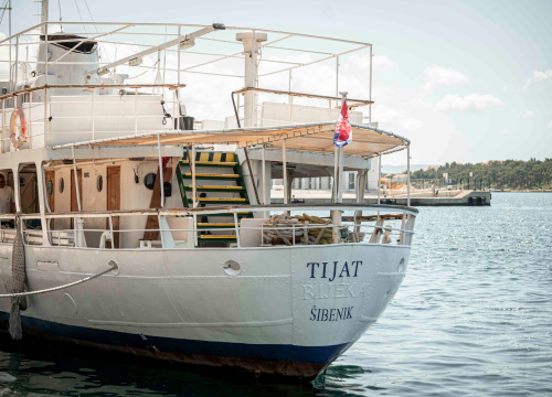 Fotografija 1 - 'Tijat' isplovio na probnu vožnju zbog certifikata: Župan Jelić prvi put na kultnom brodu