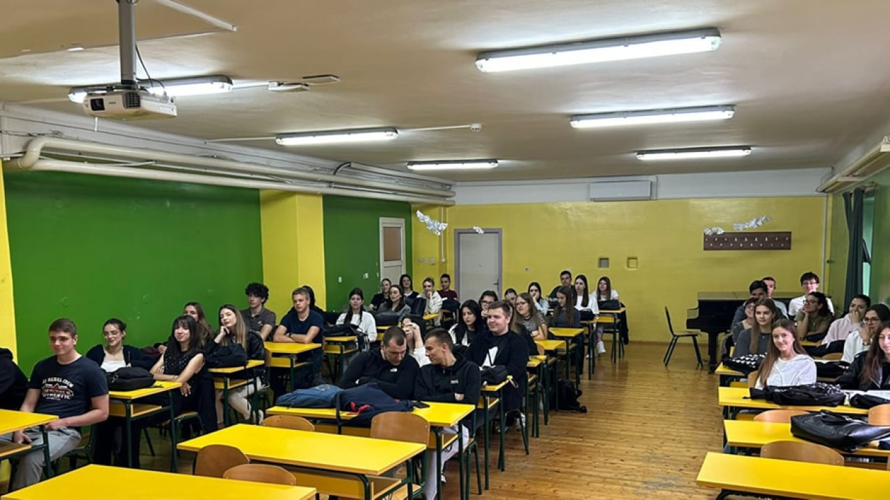 Ivana Bulat šibenskim gimnazijalcima predstavila roman 'Panta rei', oni je oduševili svojim angažmanom