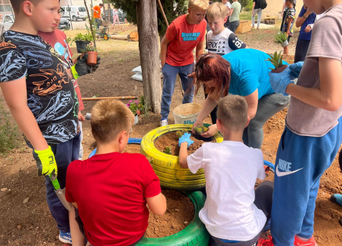 Fotografija 1 - FOTO Kad se male ruke slože: U Katoličkoj osnovnoj školi održana volonterska akcija uređenja školskog vrta