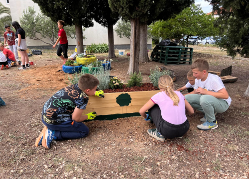 Fotografija 2 - FOTO Kad se male ruke slože: U Katoličkoj osnovnoj školi održana volonterska akcija uređenja školskog vrta