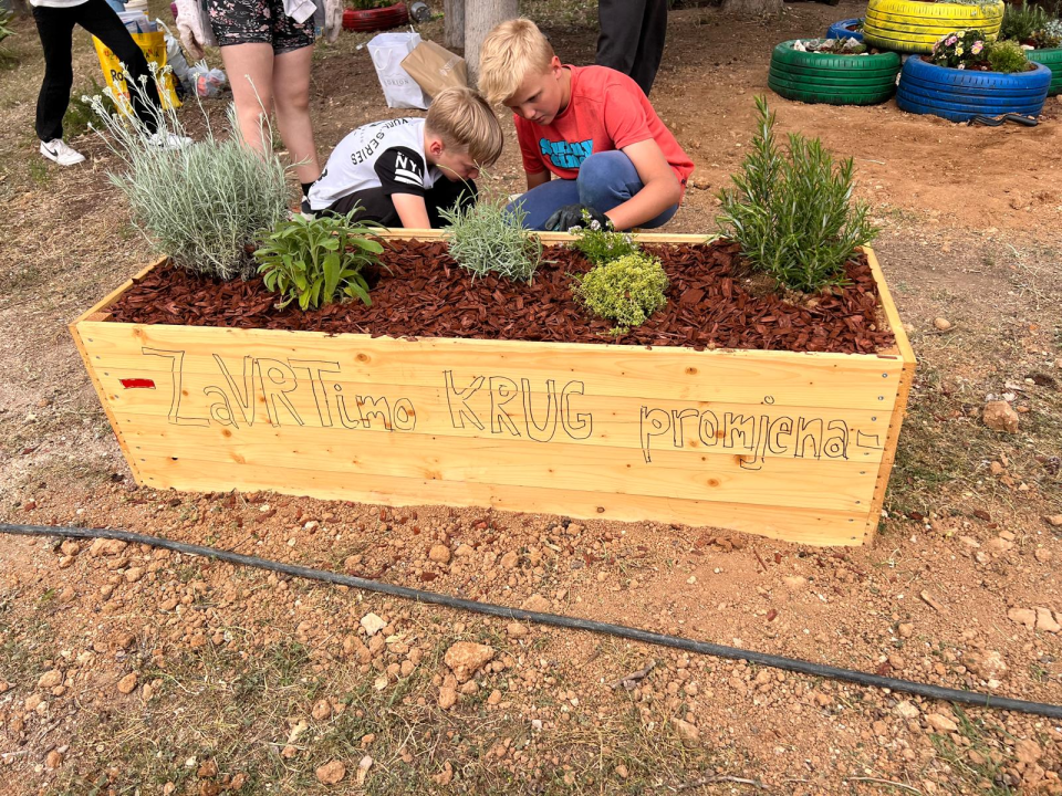 FOTO Kad se male ruke slože: U Katoličkoj osnovnoj školi održana volonterska akcija uređenja školskog vrta