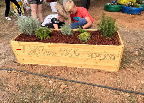 Fotografija 3 - FOTO Kad se male ruke slože: U Katoličkoj osnovnoj školi održana volonterska akcija uređenja školskog vrta