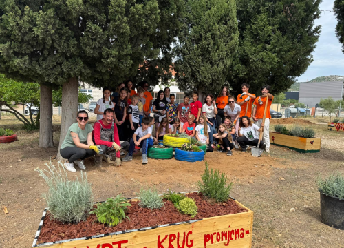 Fotografija 5 - FOTO Kad se male ruke slože: U Katoličkoj osnovnoj školi održana volonterska akcija uređenja školskog vrta
