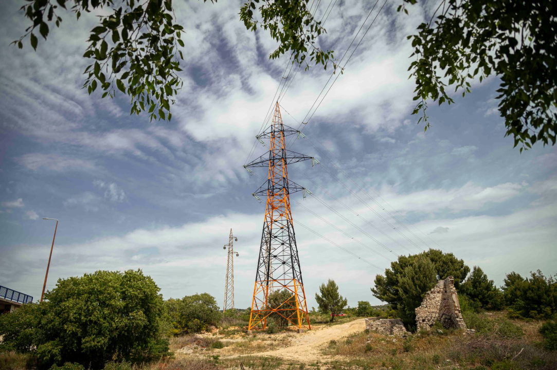 FOTO Funcuti otišli korak dalje, odnosno korak u vis u uljepšavanju pejzaža – u šibenskim bojama osvanuo i dalekovod kod Dalmarea