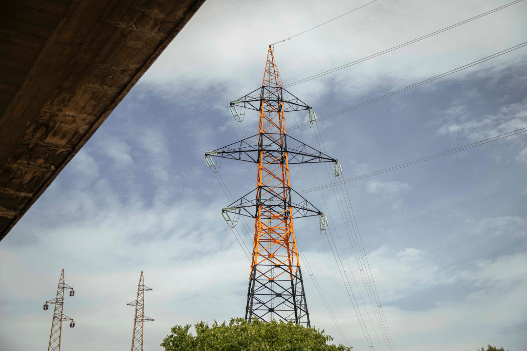 FOTO Funcuti otišli korak dalje, odnosno korak u vis u uljepšavanju pejzaža – u šibenskim bojama osvanuo i dalekovod kod Dalmarea