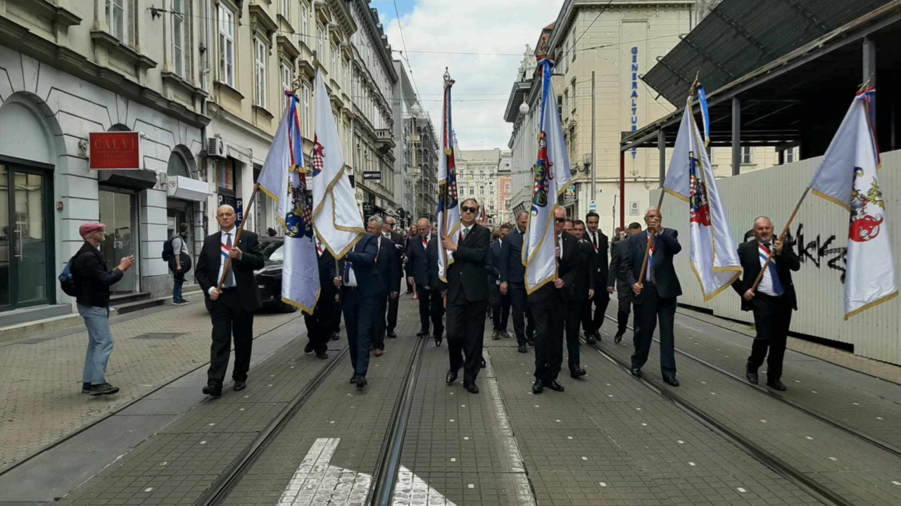 Šibenski članovi Družbe braće hrvatskoga zmaja marširali Zagrebom u povorci s više od 1600 sudionika