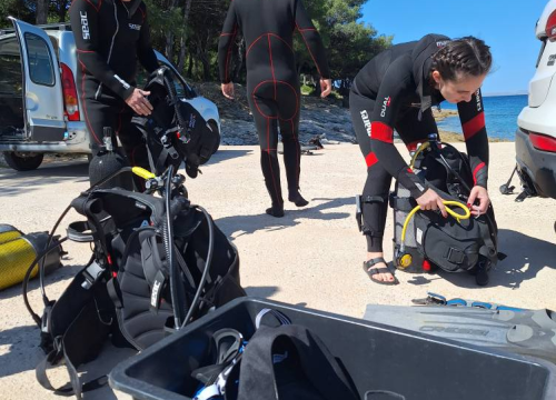 Fotografija 5 - Ekološka akcija na murterskim Podvrškama: Ronioci i volonteri izvukli hrpu otpada iz mora