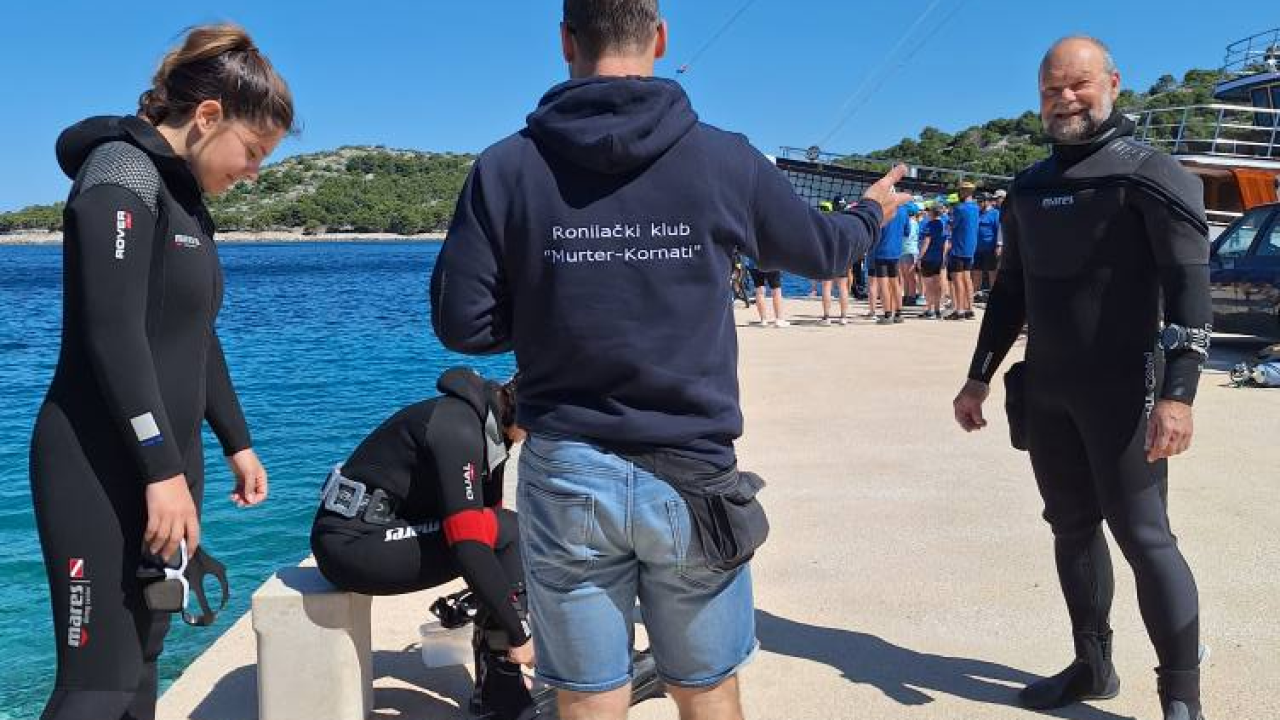 Ekološka akcija na murterskim Podvrškama: Ronioci i volonteri izvukli hrpu otpada iz mora