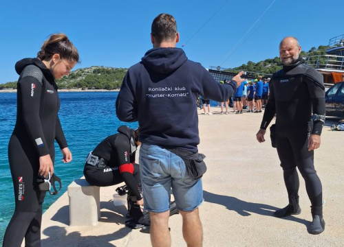 Fotografija 1 - Ekološka akcija na murterskim Podvrškama: Ronioci i volonteri izvukli hrpu otpada iz mora