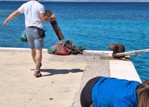 Fotografija 7 - Ekološka akcija na murterskim Podvrškama: Ronioci i volonteri izvukli hrpu otpada iz mora