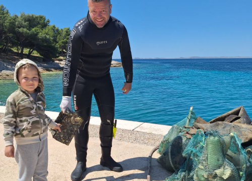 Fotografija 3 - Ekološka akcija na murterskim Podvrškama: Ronioci i volonteri izvukli hrpu otpada iz mora