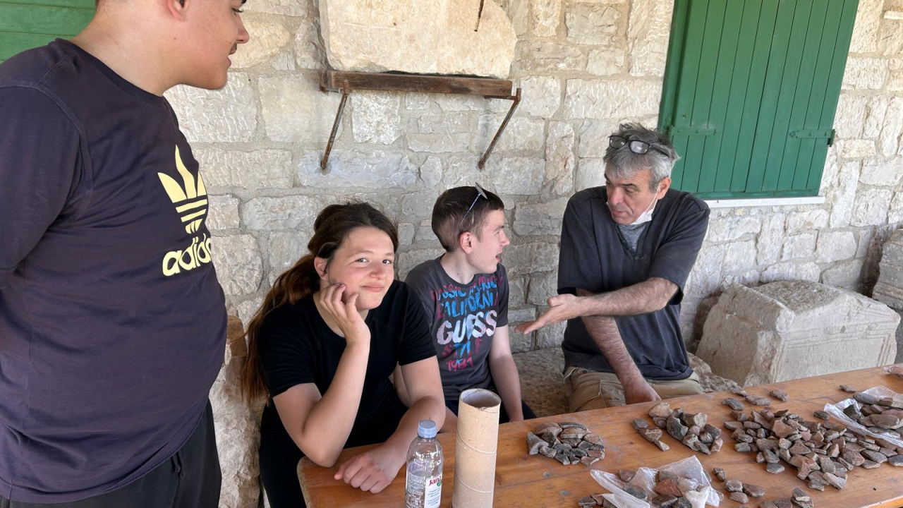 Edukativni izlet učenika centra Šubićevac: Bribirska glavica postala učionica pod otvorenim nebom