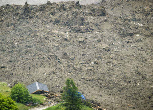Stijene i mulj s urušenog ledenjaka zatrpale švicarsko selo