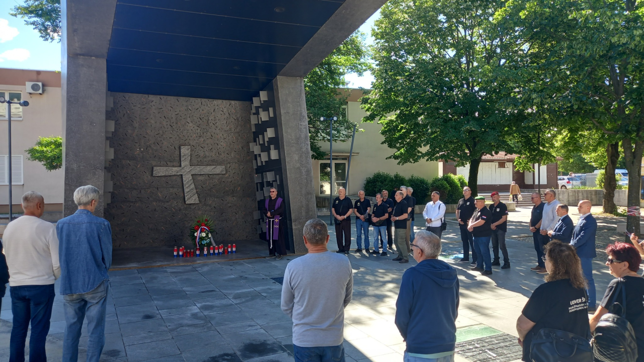 Povodom Dana državnosti u Kninu na spomeniku 'Oluja 95' položeni vijenci i zapaljene svijeće