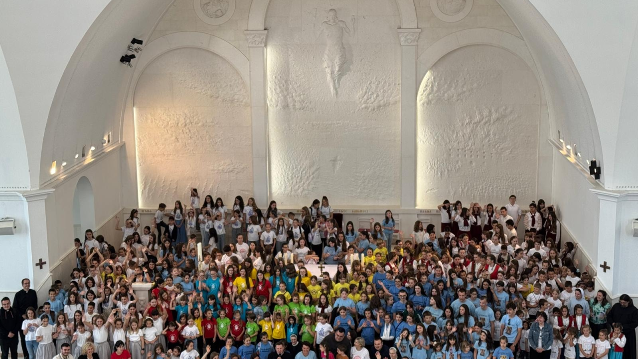 Dječji župni zborovi iz Murtera, Bilica, Knina i Šibenika nastupili na 'Zlatnoj harfi' u Udbini
