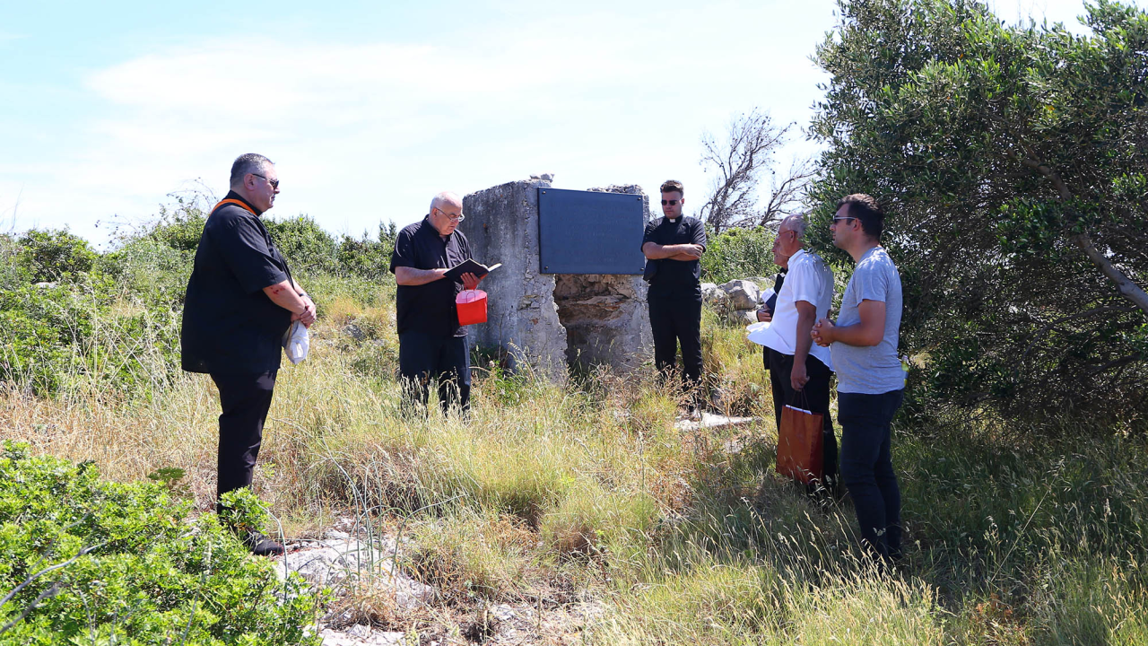 Na otoku Dvainka odana počast mučki ubijenim svećenicima u Drugom svjetskom ratu