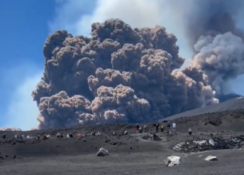 Etna erumpirala, turisti bježe