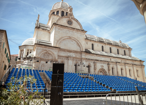 Fotografija 2 - Trg ispred katedrale već u MDF duhu: Provjerili smo zašto je tribina stigla ranije nego inače