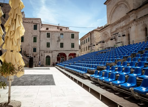 Fotografija 1 - Trg ispred katedrale već u MDF duhu: Provjerili smo zašto je tribina stigla ranije nego inače