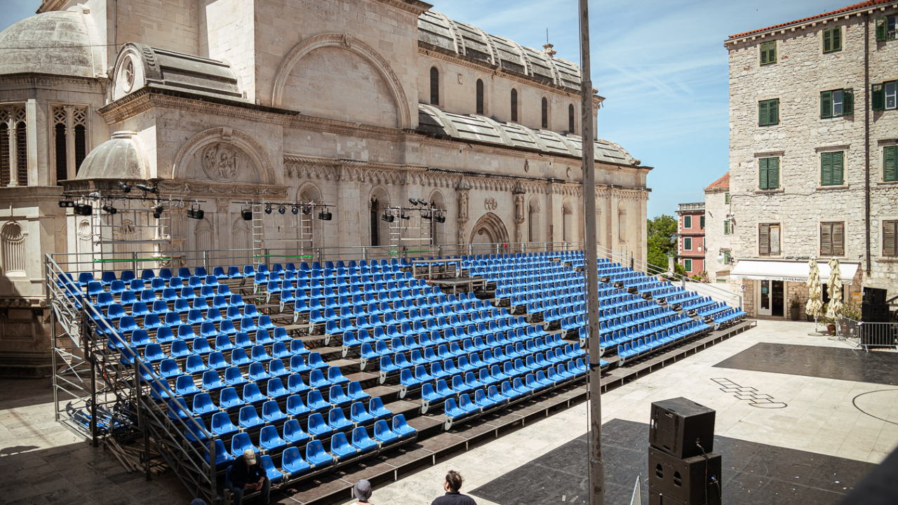 Trg ispred katedrale već u MDF duhu: Provjerili smo zašto je tribina stigla ranije nego inače