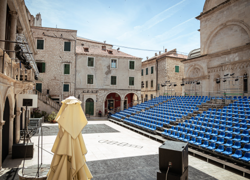 Fotografija 4 - Trg ispred katedrale već u MDF duhu: Provjerili smo zašto je tribina stigla ranije nego inače