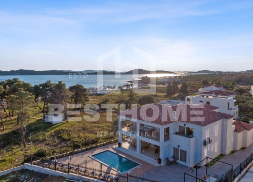 Fotografija 2 - 'Dvorac' u centru Vodica: Na oglasima osvanula luksuzna vila od 530 kvadrata