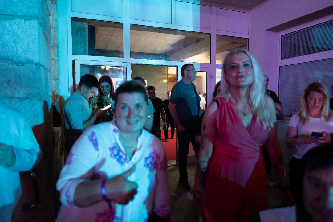 Prva večer CMC festivala u Vodicama oduševila publiku: The Frajle zagrijale atmosferu, Mladen Grdović izazvao delirij na rivi