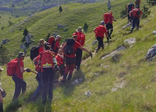 Fotografija 6 - Nesvakidašnji uspon na Dinaru: Uz pomoć HGSS-ovaca i planinara u kolicima osvojio najviši vrh Hrvatske