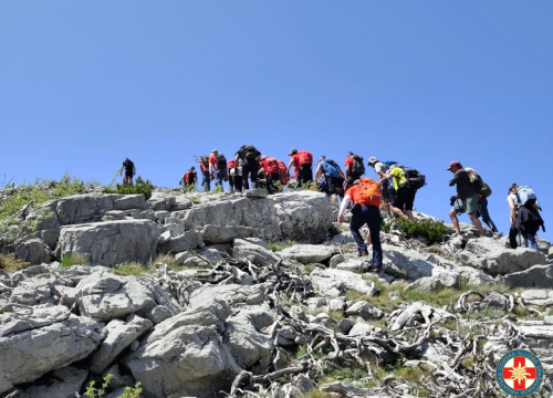 Fotografija 9 - Nesvakidašnji uspon na Dinaru: Uz pomoć HGSS-ovaca i planinara u kolicima osvojio najviši vrh Hrvatske