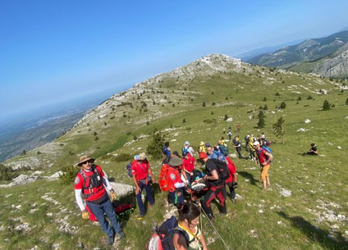Fotografija 8 - Nesvakidašnji uspon na Dinaru: Uz pomoć HGSS-ovaca i planinara u kolicima osvojio najviši vrh Hrvatske
