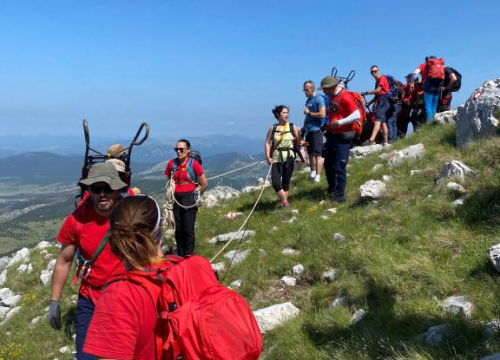 Fotografija 10 - Nesvakidašnji uspon na Dinaru: Uz pomoć HGSS-ovaca i planinara u kolicima osvojio najviši vrh Hrvatske