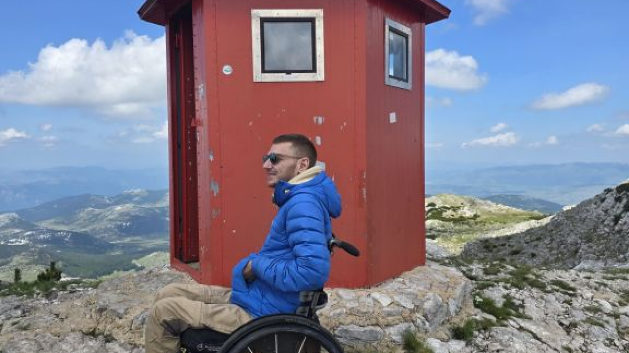 Nesvakidašnji uspon na Dinaru: Uz pomoć HGSS-ovaca i planinara u kolicima osvojio najviši vrh Hrvatske