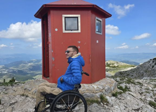 Fotografija 1 - Nesvakidašnji uspon na Dinaru: Uz pomoć HGSS-ovaca i planinara u kolicima osvojio najviši vrh Hrvatske