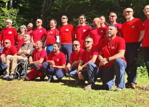 Fotografija 2 - Nesvakidašnji uspon na Dinaru: Uz pomoć HGSS-ovaca i planinara u kolicima osvojio najviši vrh Hrvatske