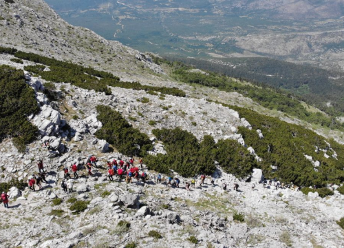 Fotografija 3 - Nesvakidašnji uspon na Dinaru: Uz pomoć HGSS-ovaca i planinara u kolicima osvojio najviši vrh Hrvatske