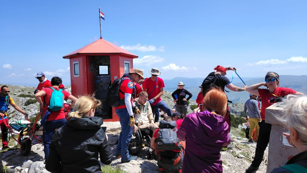 Nesvakidašnji uspon na Dinaru: Uz pomoć HGSS-ovaca i planinara u kolicima osvojio najviši vrh Hrvatske
