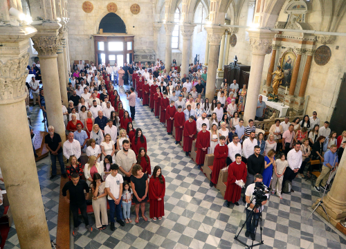 Fotografija 6 - Svečano proslavljena svetkovina Duhova u katedrali sv. Jakova