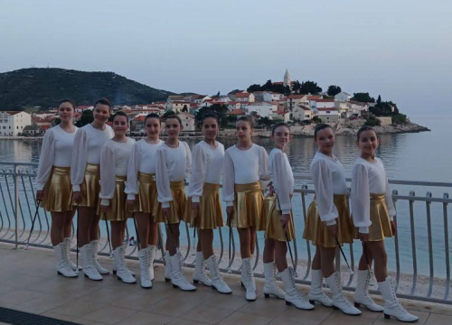 Na primoštenskom trgu Rudine zaplesalo 180 mažoretkinja